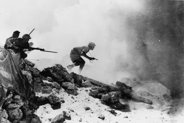 Ein britischer Offizier führt seine Männer mit Revolver und aufgepflanztem Bajonett an, 2. Schlacht von El Alamein, 1942